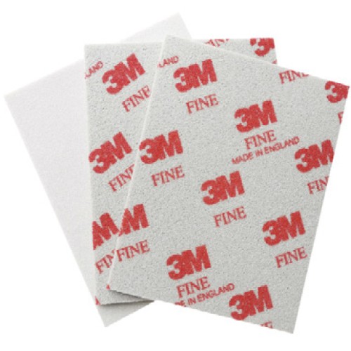 3M™ إسفنجة سنفرة ناعمة الظهر 02604، 4 1/2 بوصة × 5 1/2 بوصة (115 مم × 140 مم)، رفيعة، 20 إسفنجة/عبوة، 6 عبوات/علبة